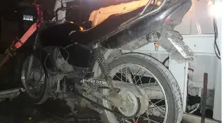 Jovem enxerga a polícia e sai em disparada 