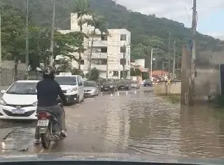 (VÍDEO) Alagamento dura horas e trava passagem