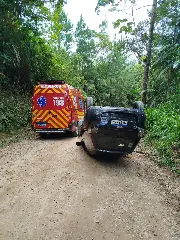 Mulher fica inconsciente no capotamento 