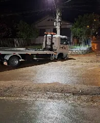 Até o caminhão do guincho foi vítima do buraco