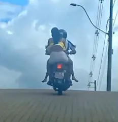 (VÍDEO) Moto transporta criança irregularmente e passageira sem capacete 